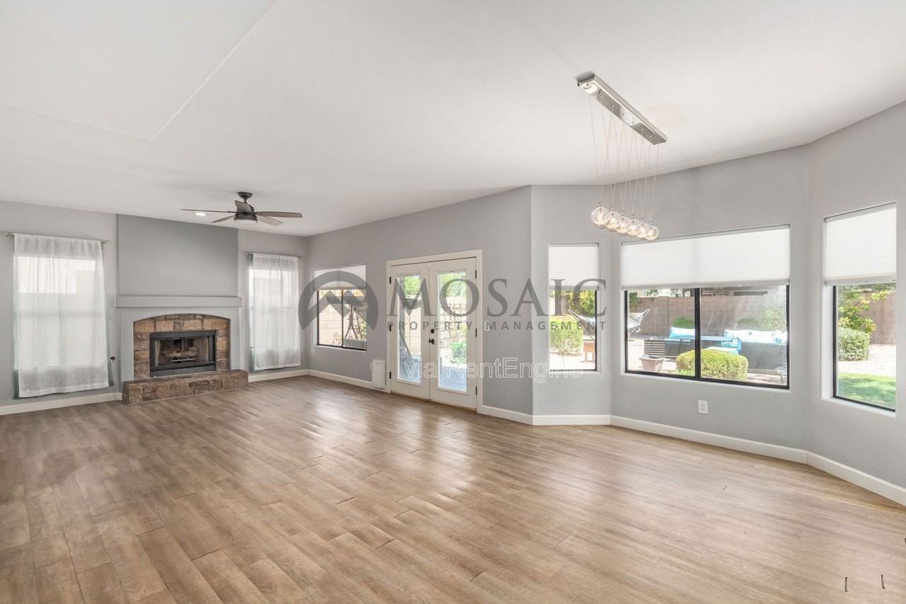 19205 N 39th Pl - Photo 5 of 31