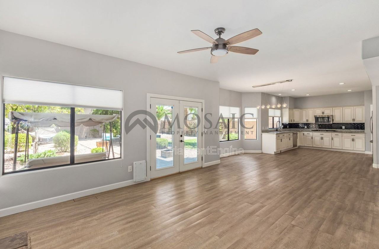 19205 N 39th Pl - Photo 6 of 31