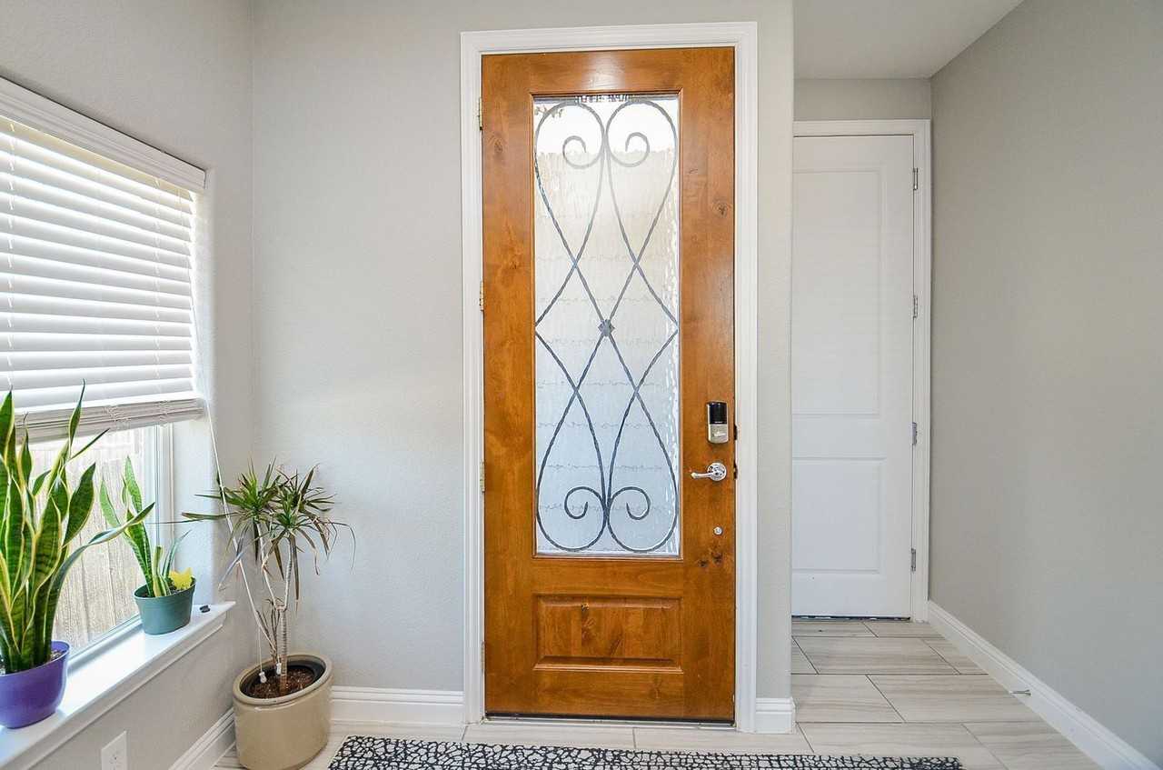 1223 W 19th St #A - Photo 3 of 23