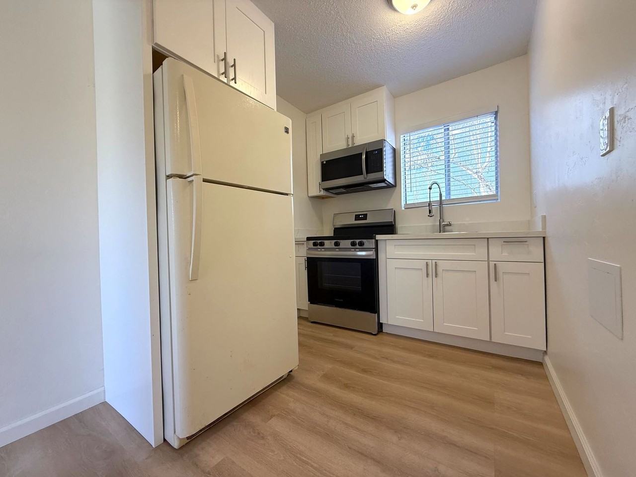 1191 Noche Buena St #D - Photo 2 of 5