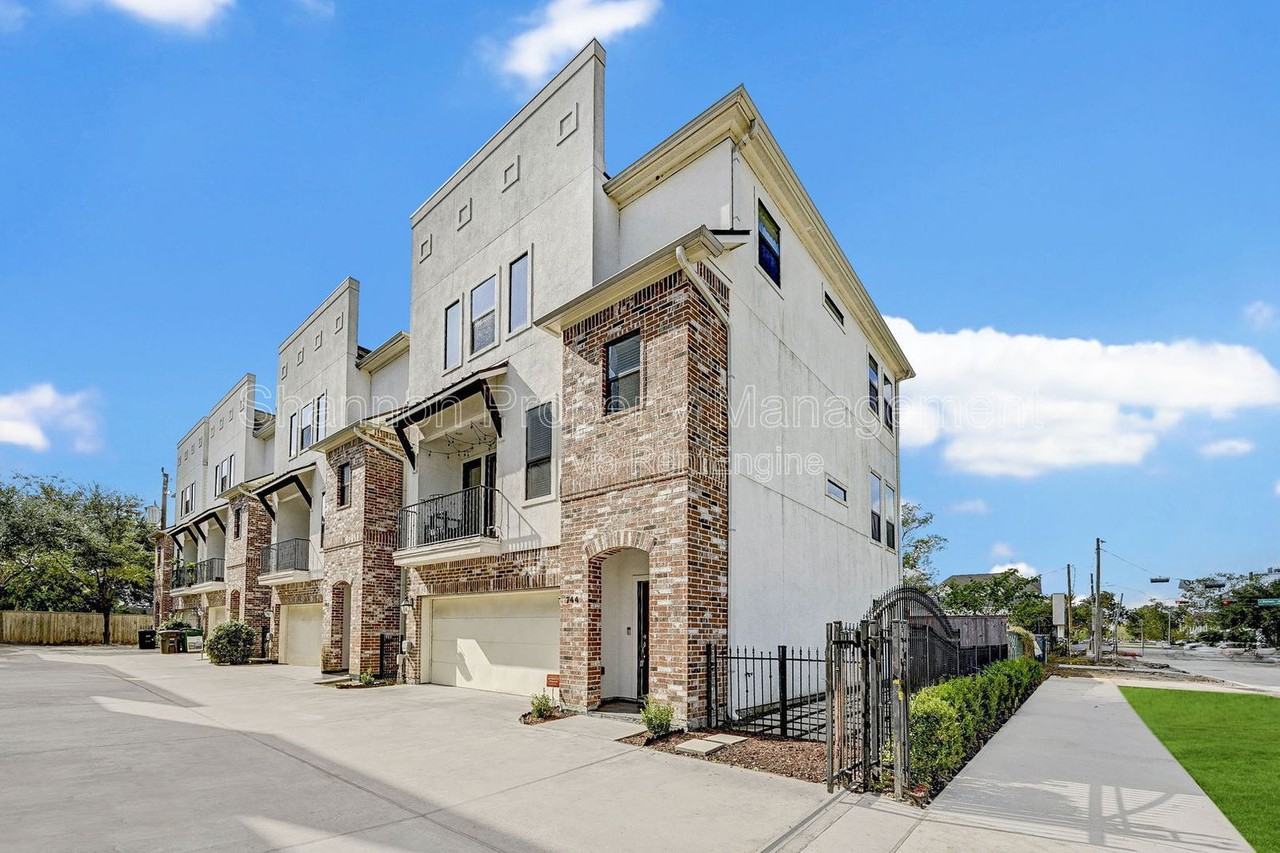 744 W 24th St - Photo 3 of 33