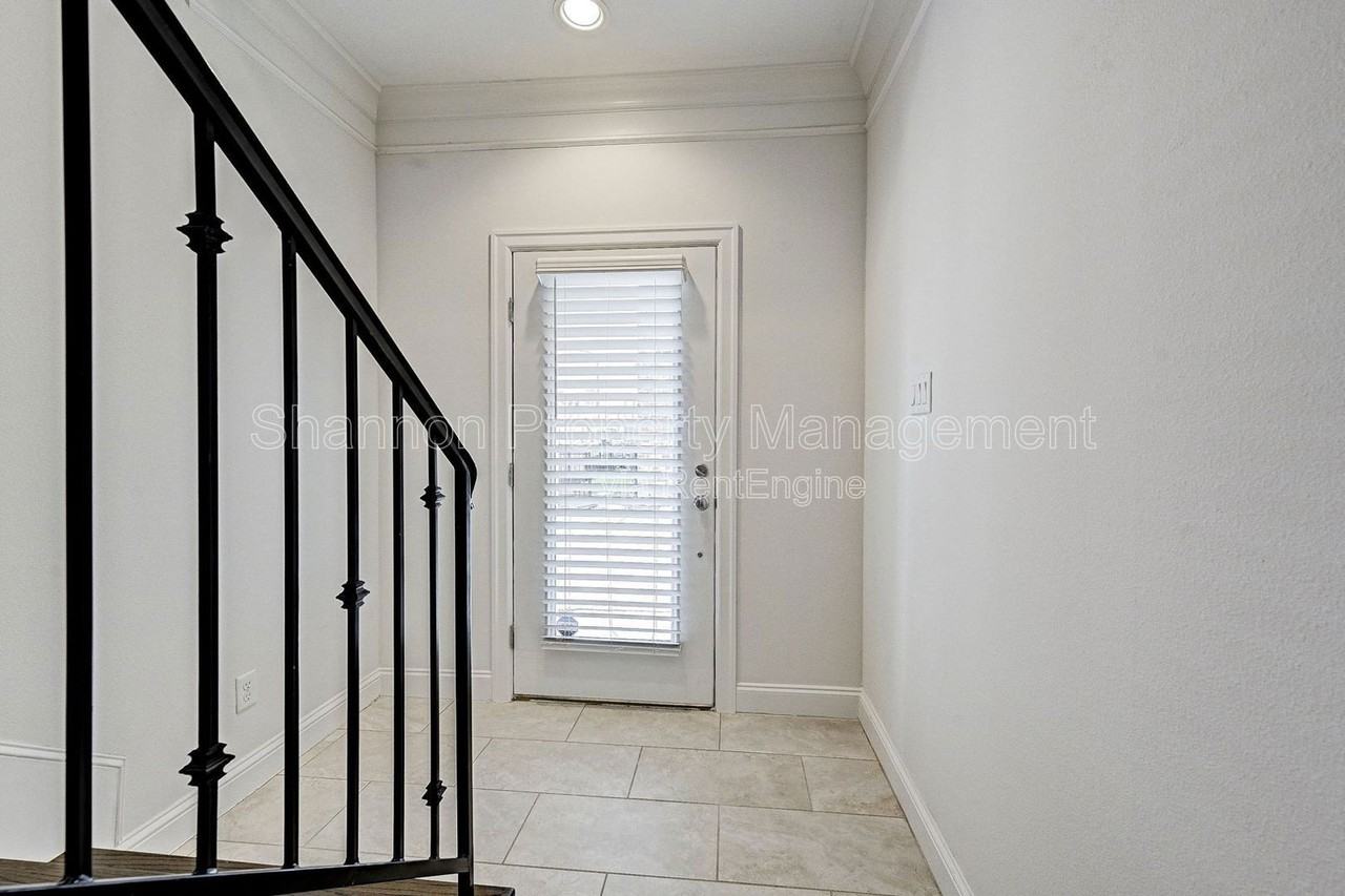 744 W 24th St - Photo 4 of 33