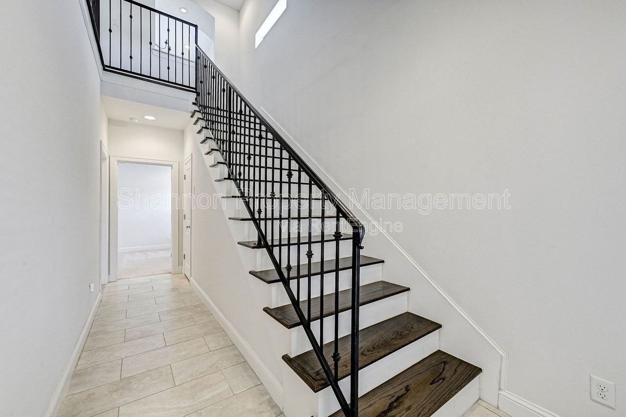 744 W 24th St - Photo 5 of 33