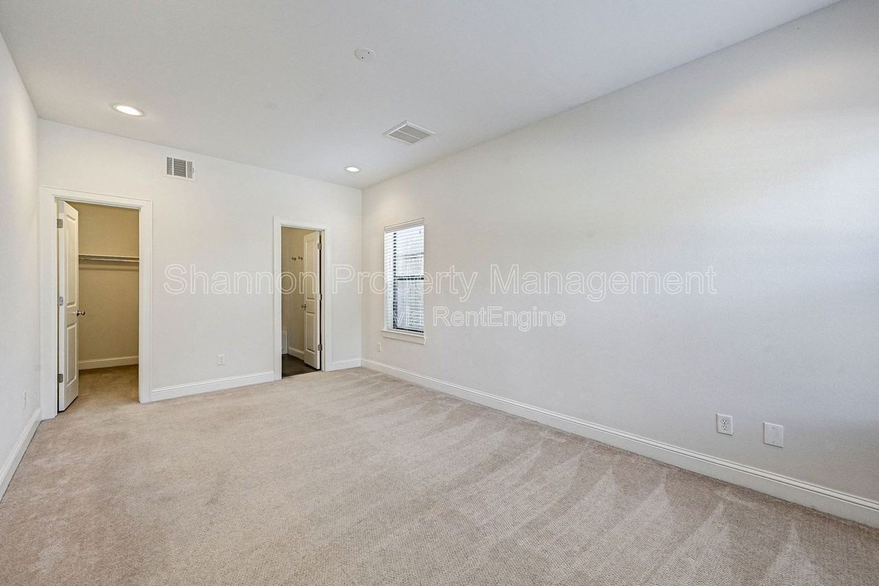 744 W 24th St - Photo 6 of 33