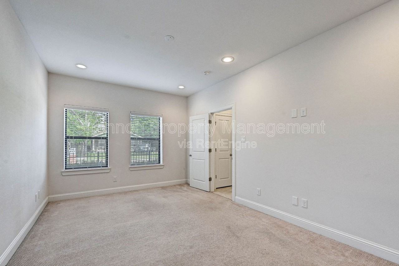 744 W 24th St - Photo 7 of 33