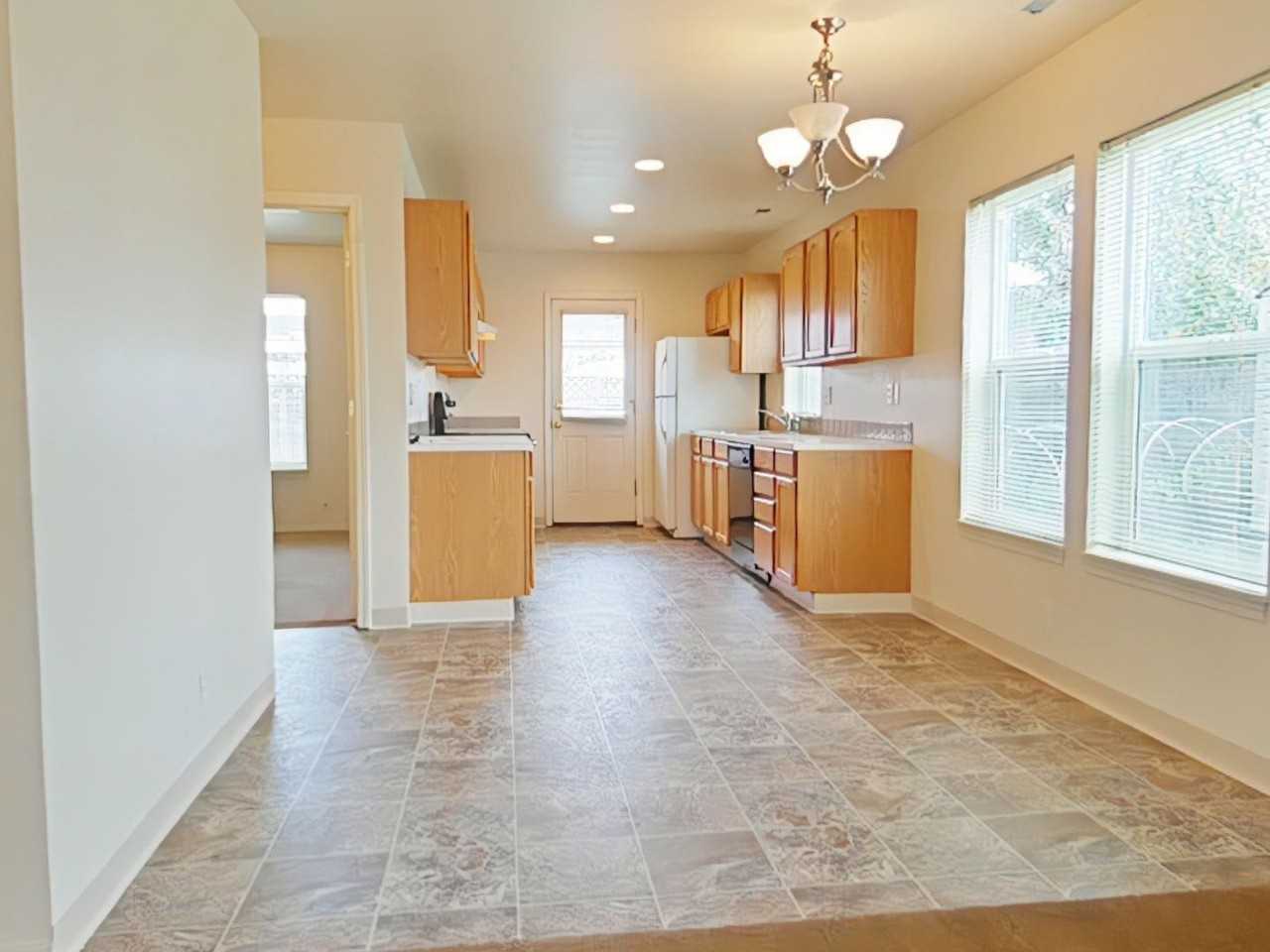 3437 Se 3rd St - Photo 3 of 12