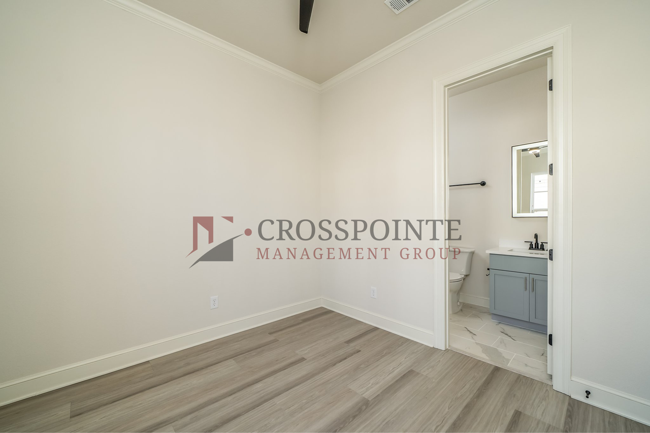 552 W Erwin St - Photo 4 of 20