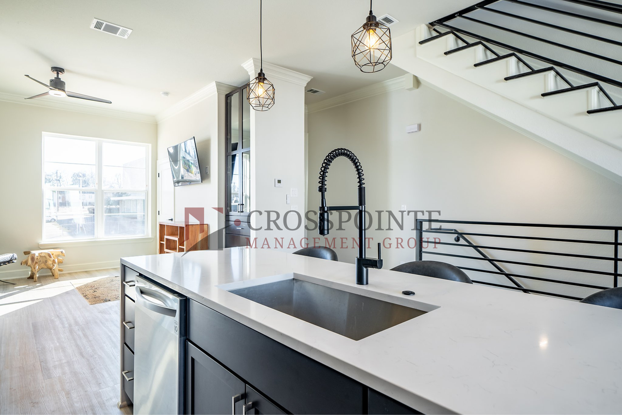 552 W Erwin St - Photo 6 of 20