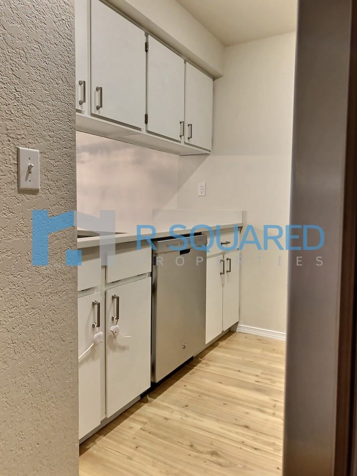 1850 Grant Ave S #C4 - Photo 4 of 19