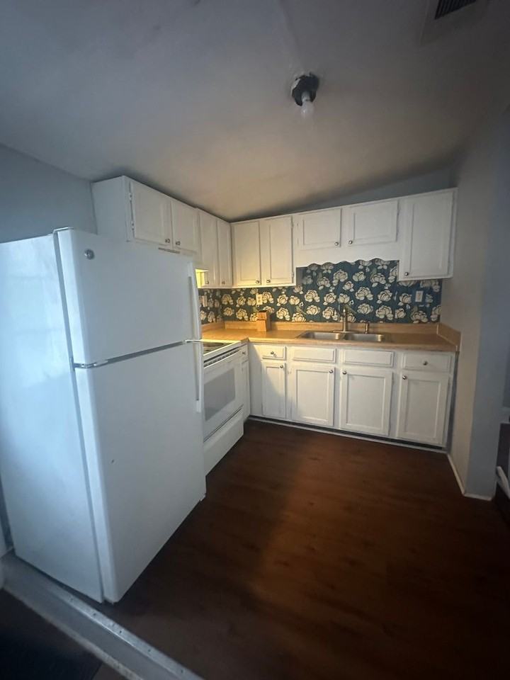 2426 Kingsley Pl Uppr - Photo 2 of 11