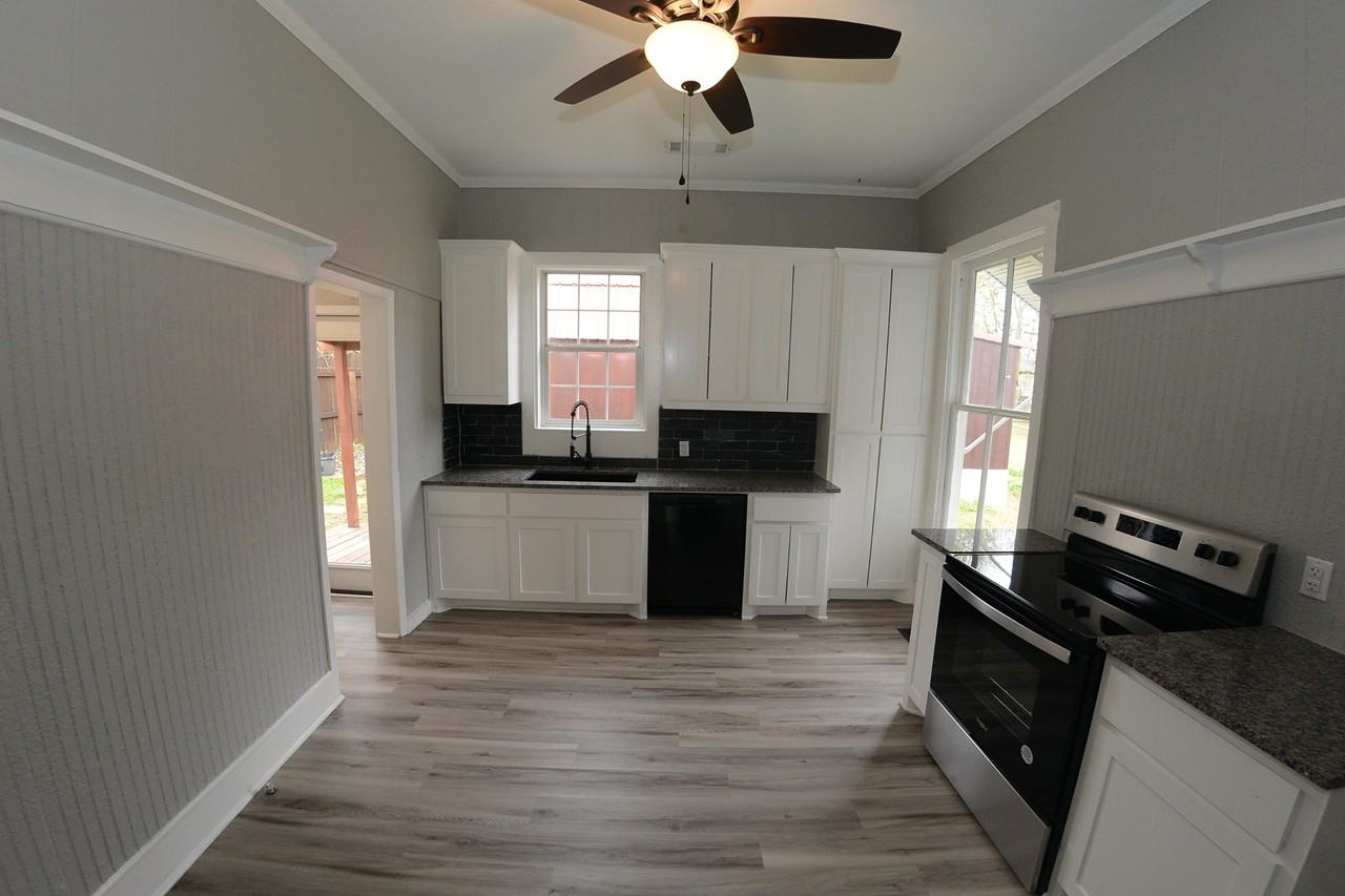 412 W Day St - Photo 2 of 18