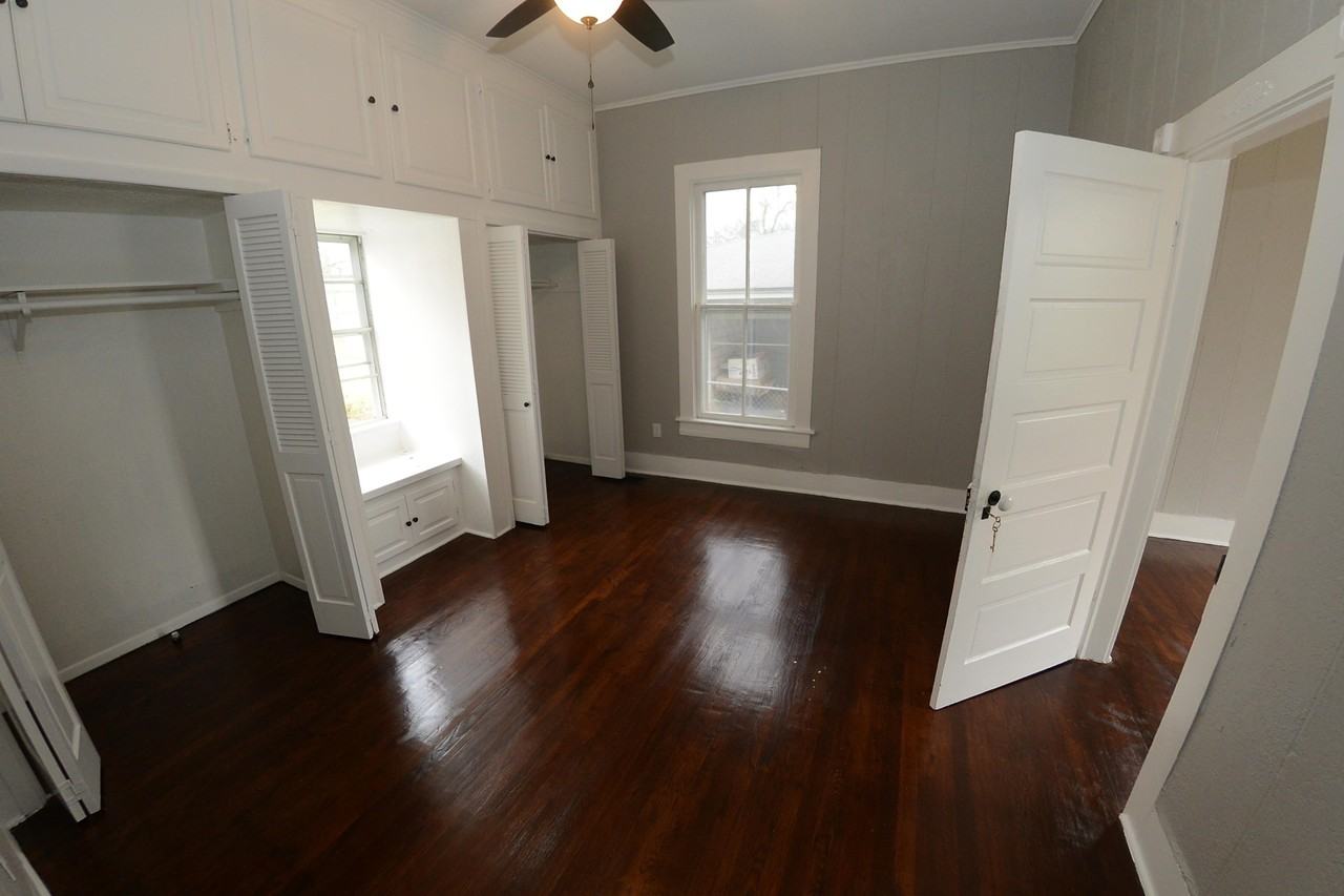 412 W Day St - Photo 5 of 18