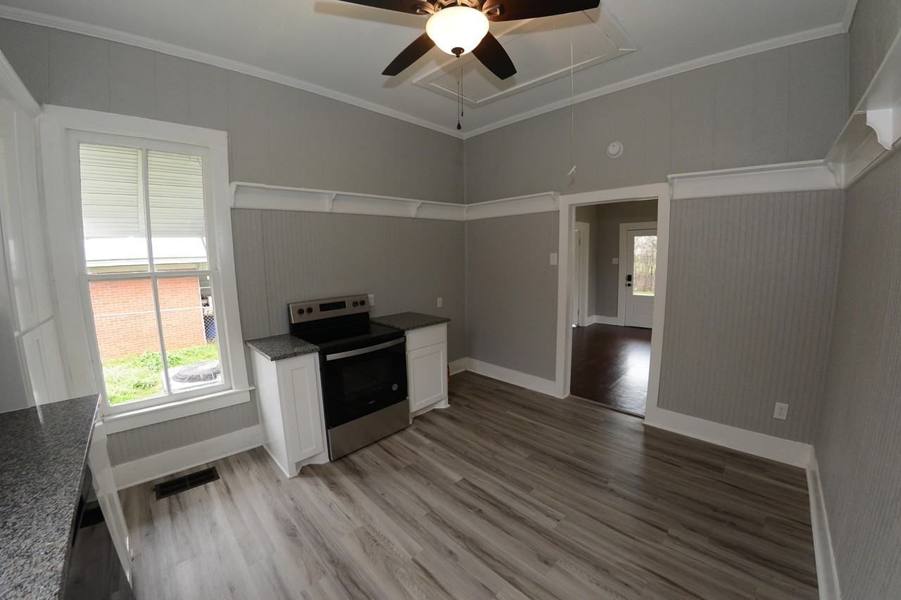 412 W Day St - Photo 6 of 18