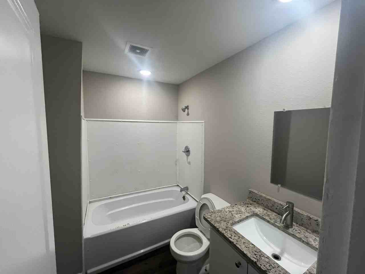 412 E 5th St - Photo 4 of 9