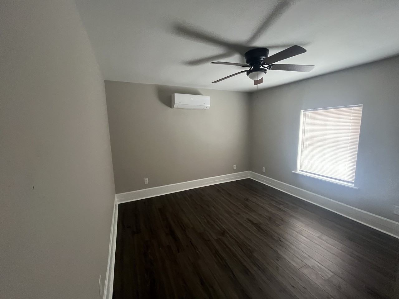 412 E 5th St - Photo 6 of 9