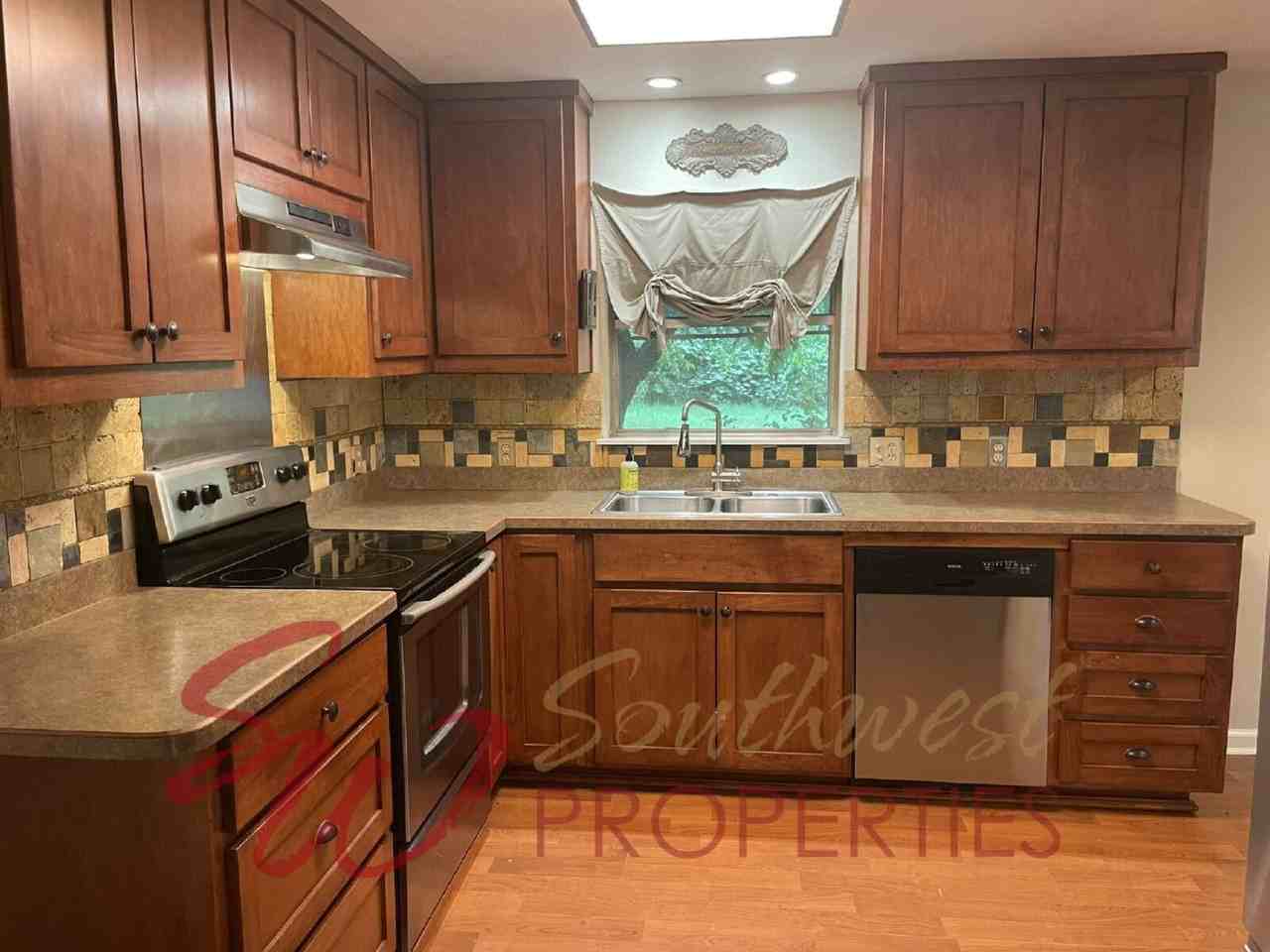 585 N Charlotte Ave - Photo 3 of 18