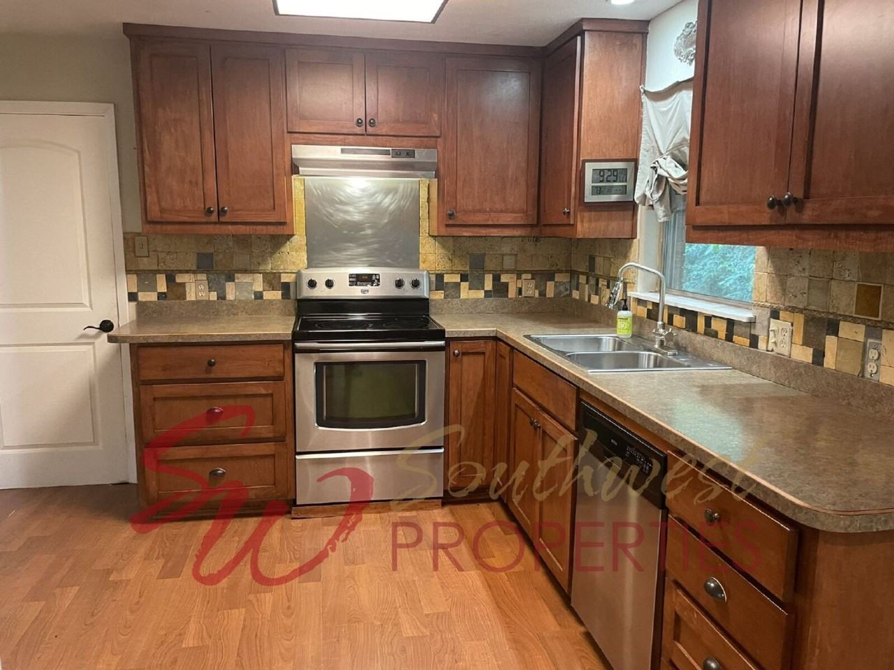 585 N Charlotte Ave - Photo 5 of 18