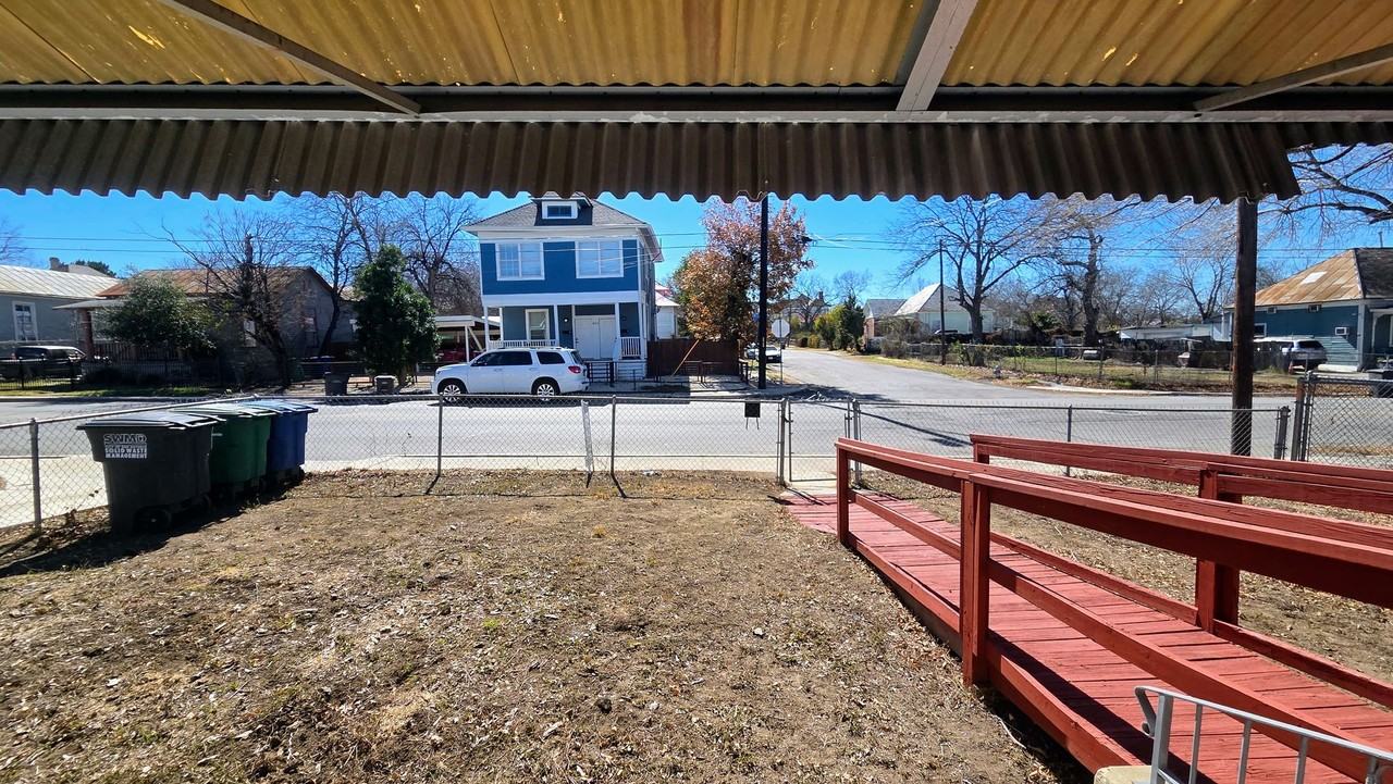 803 Montana St - Photo 3 of 25