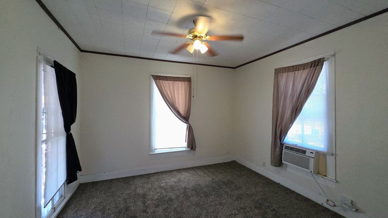 803 Montana St - Photo 6 of 25