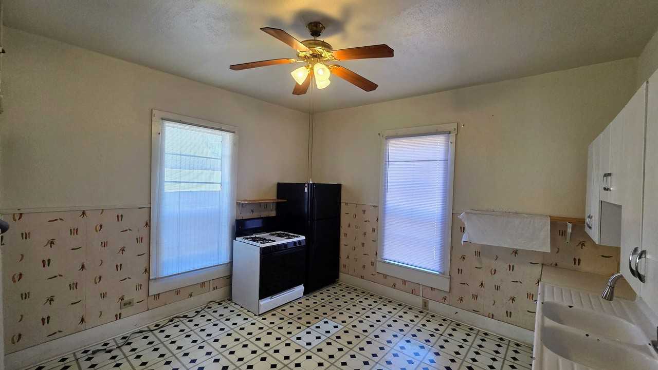 803 Montana St - Photo 7 of 25