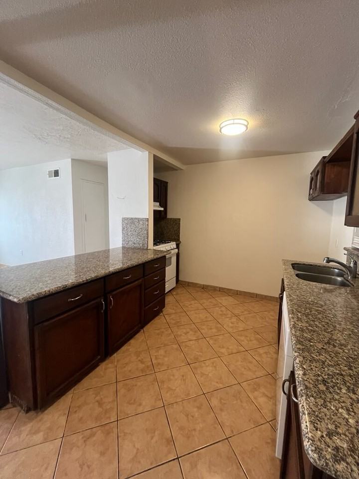 1045 S American St - Photo 4 of 15