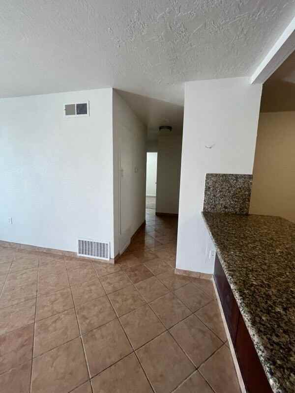 1045 S American St - Photo 5 of 15