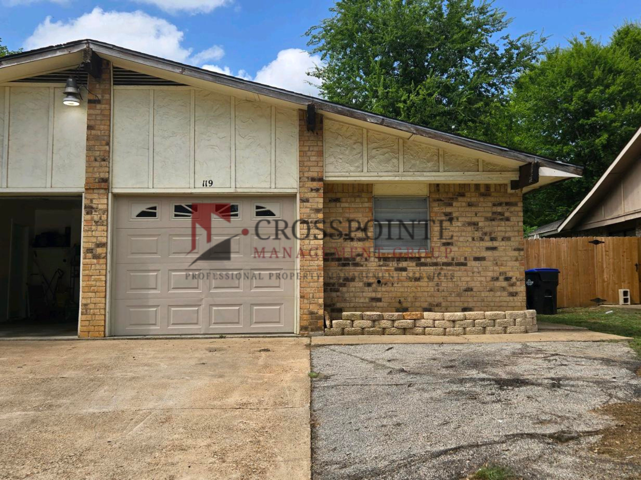 111 Queens Ct - Photo 2 of 21