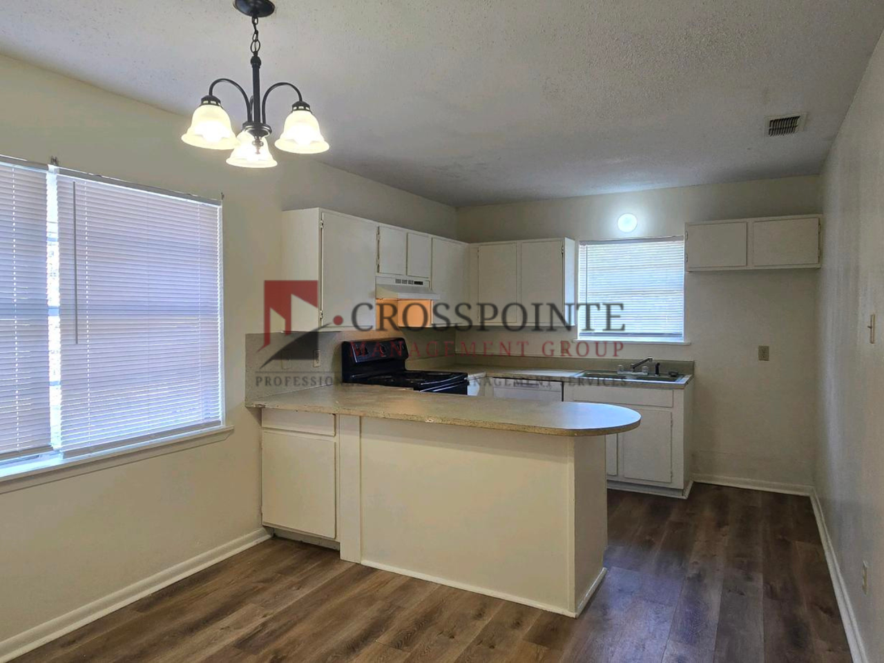 111 Queens Ct - Photo 3 of 21