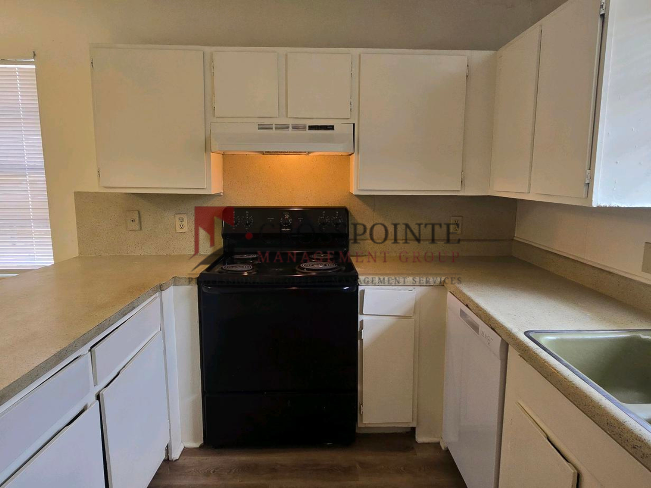 111 Queens Ct - Photo 4 of 21