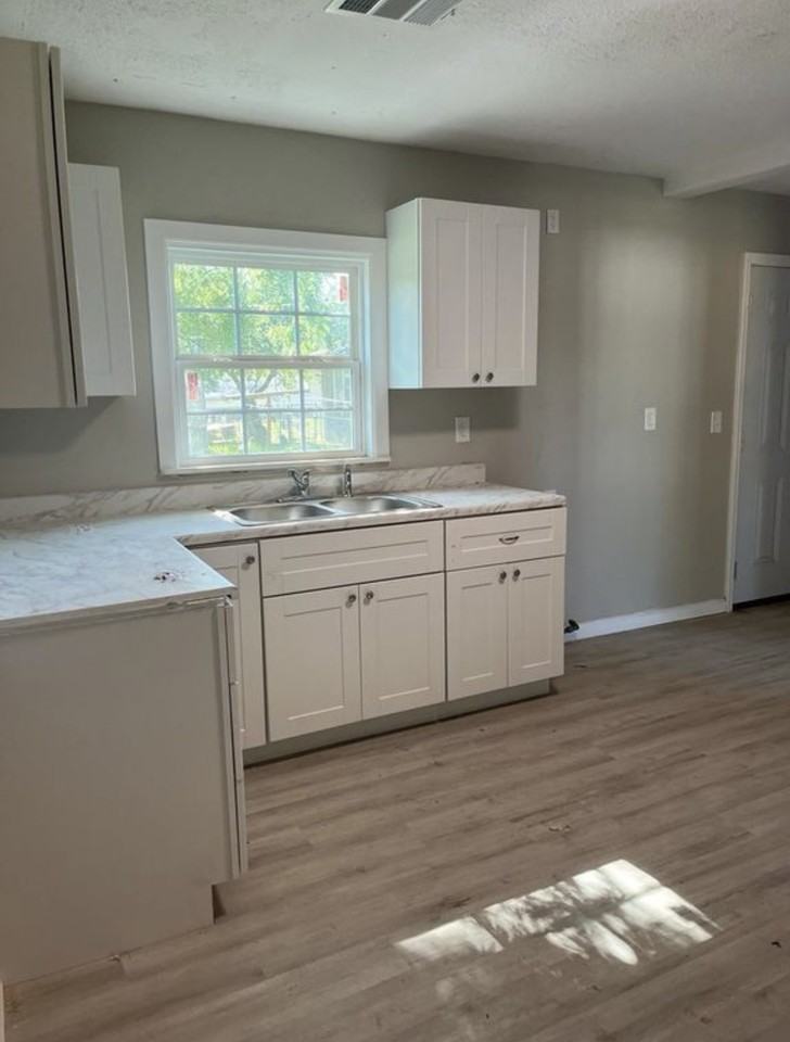 1302 Parker St - Photo 2 of 10