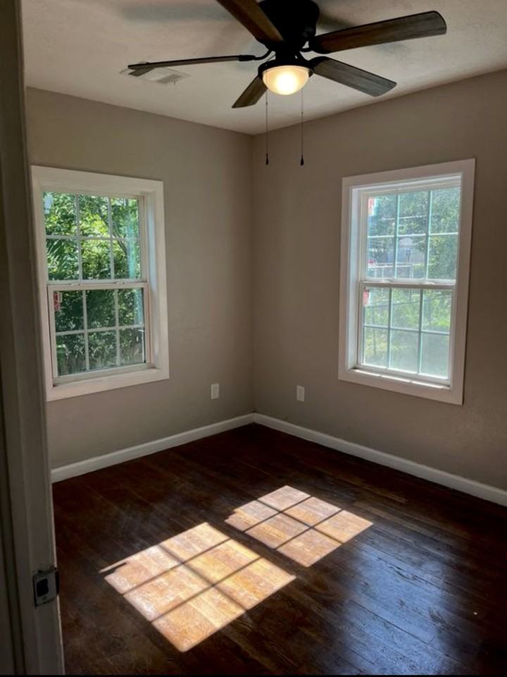 1302 Parker St - Photo 6 of 10