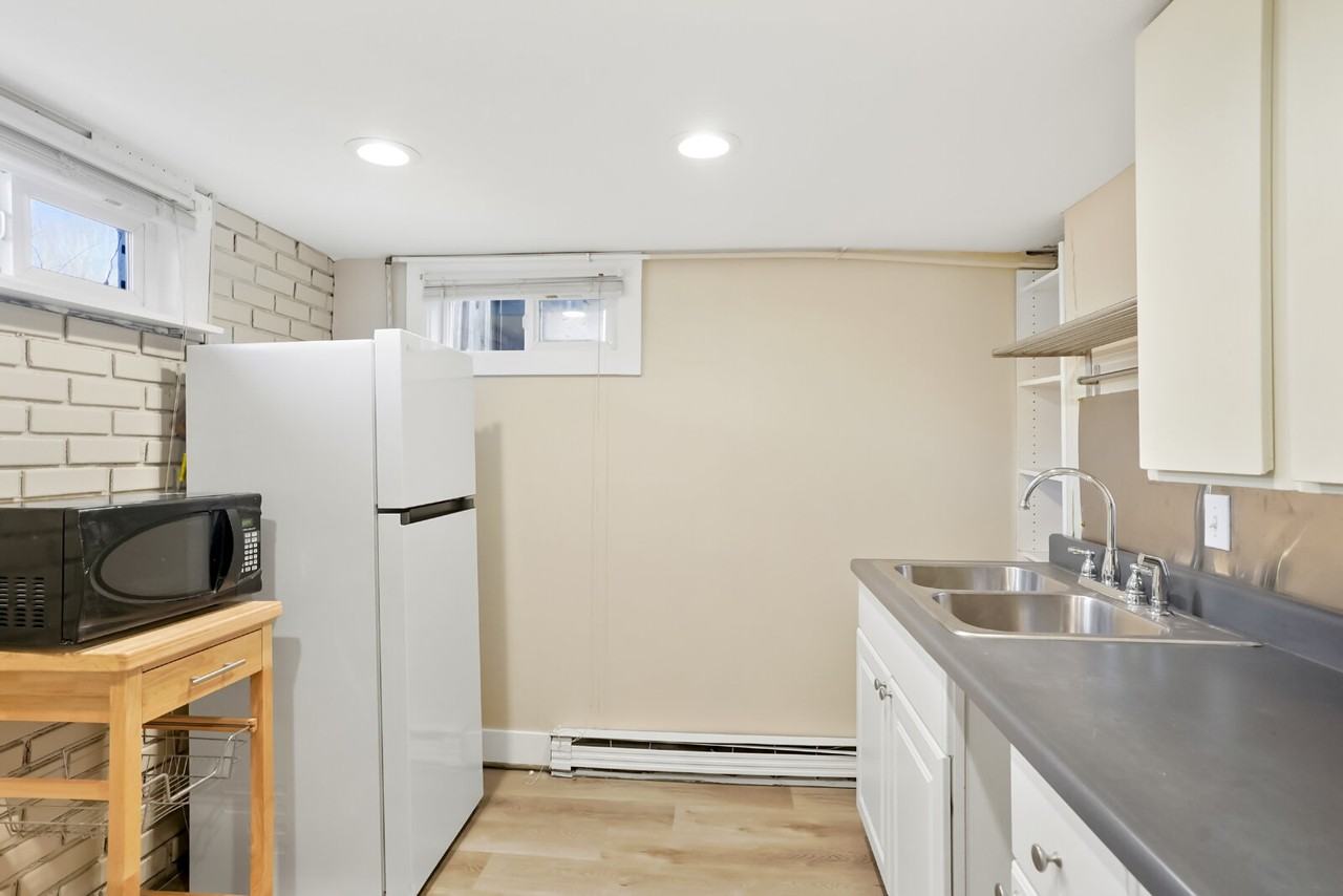 1010 Jay St #B - Photo 6 of 15