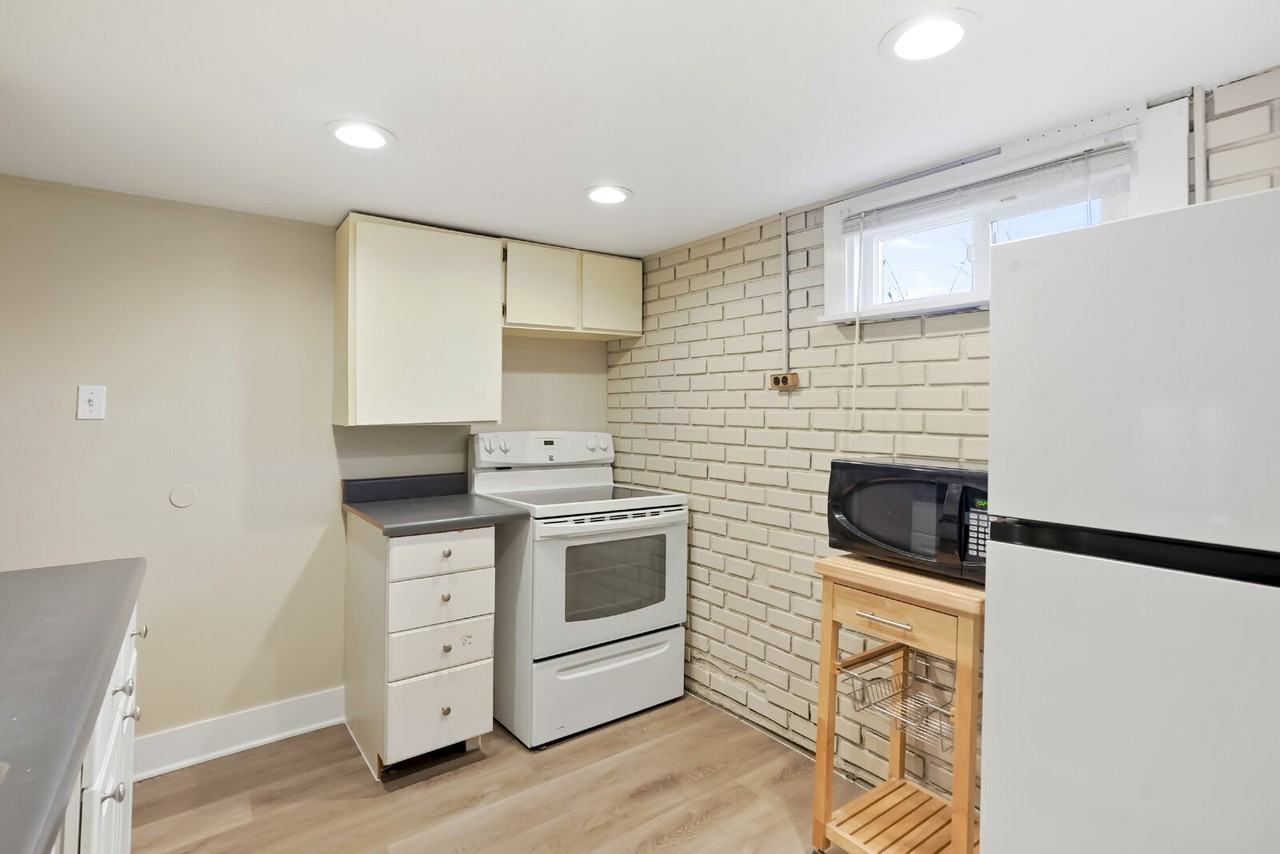 1010 Jay St #B - Photo 7 of 15