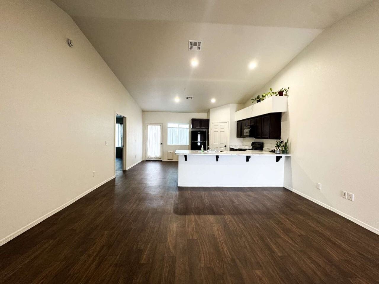 7176 E 38th Ln - Photo 5 of 18