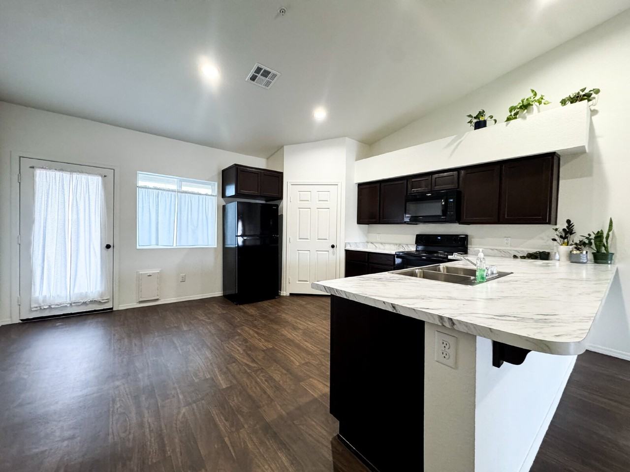 7176 E 38th Ln - Photo 6 of 18