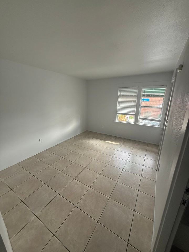 204 E 2nd Avenue (Trenton Arms) - Photo 6 of 8