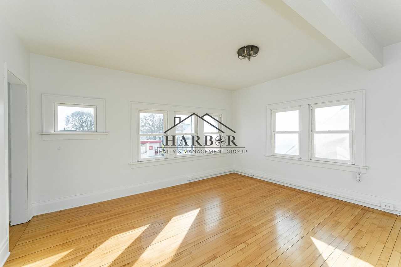 917 Broadway Ave N - Photo 3 of 16