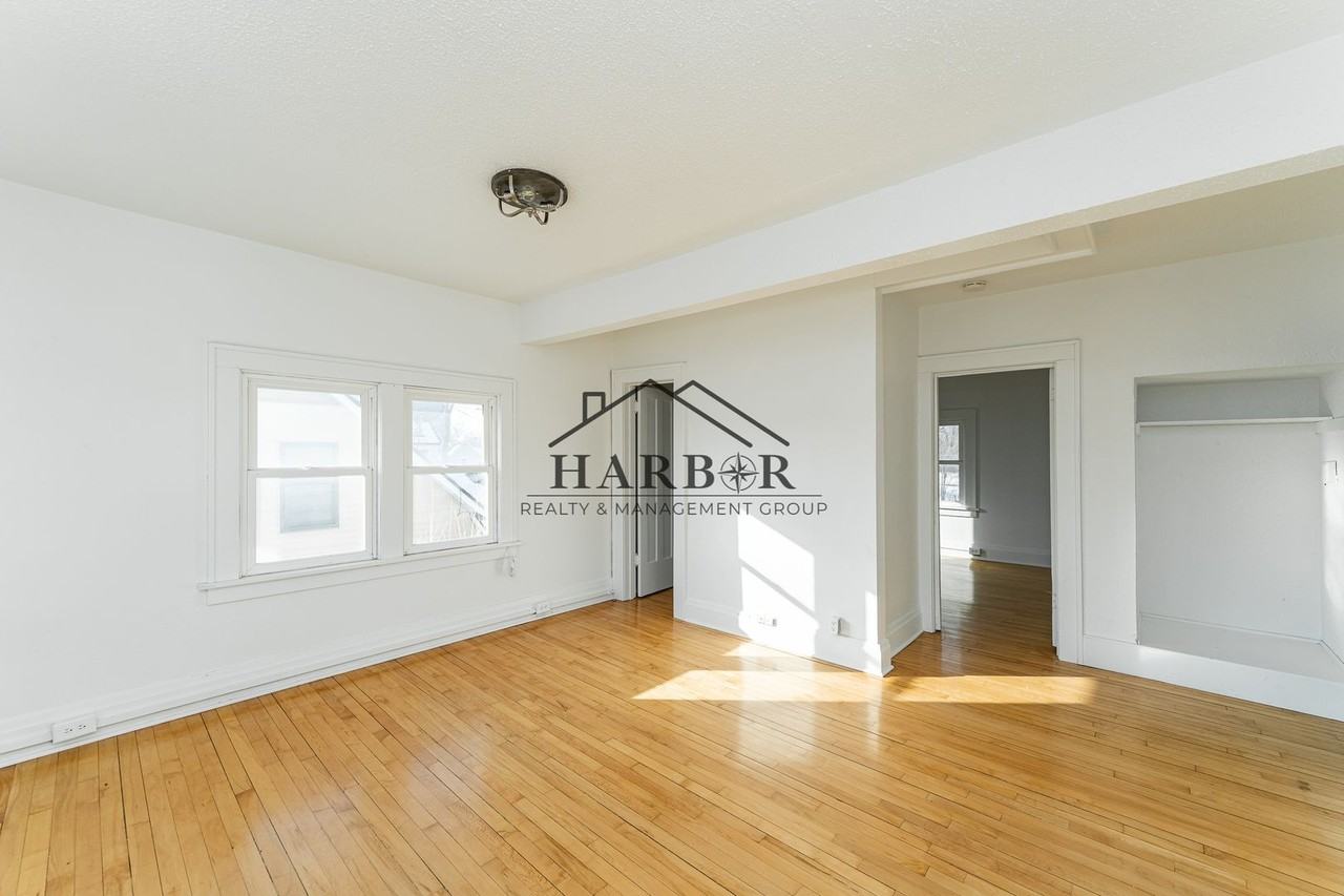 917 Broadway Ave N - Photo 4 of 16