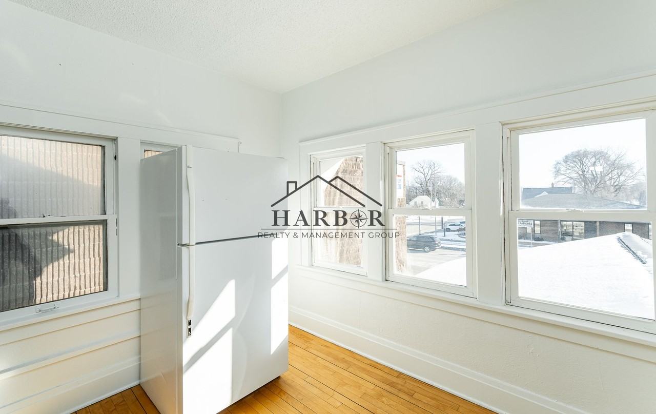 917 Broadway Ave N - Photo 2 of 16