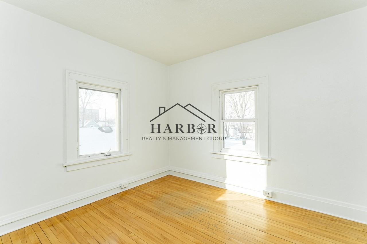 917 Broadway Ave N - Photo 5 of 16