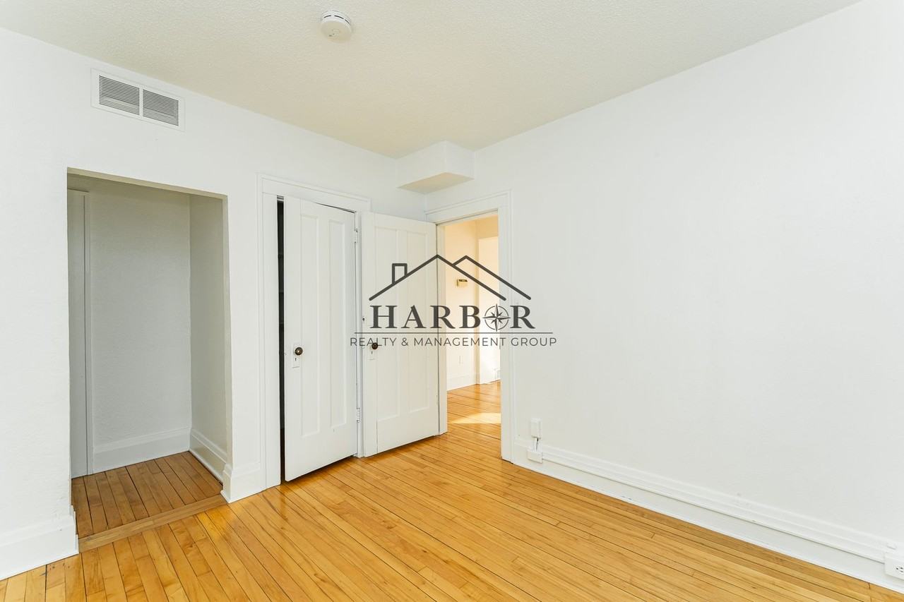 917 Broadway Ave N - Photo 6 of 16