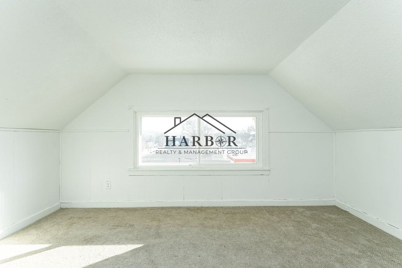 917 Broadway Ave N - Photo 7 of 16