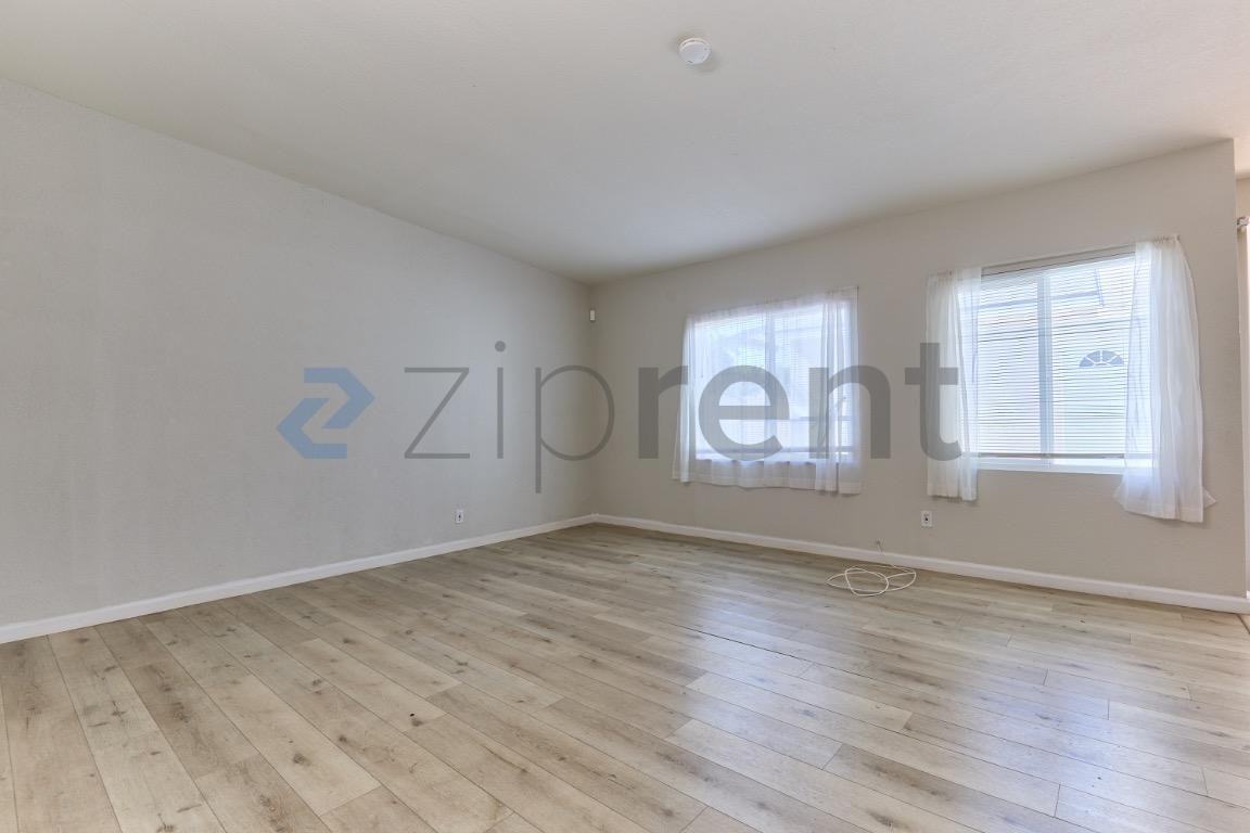 915 N Holly St #1 - Photo 4 of 15