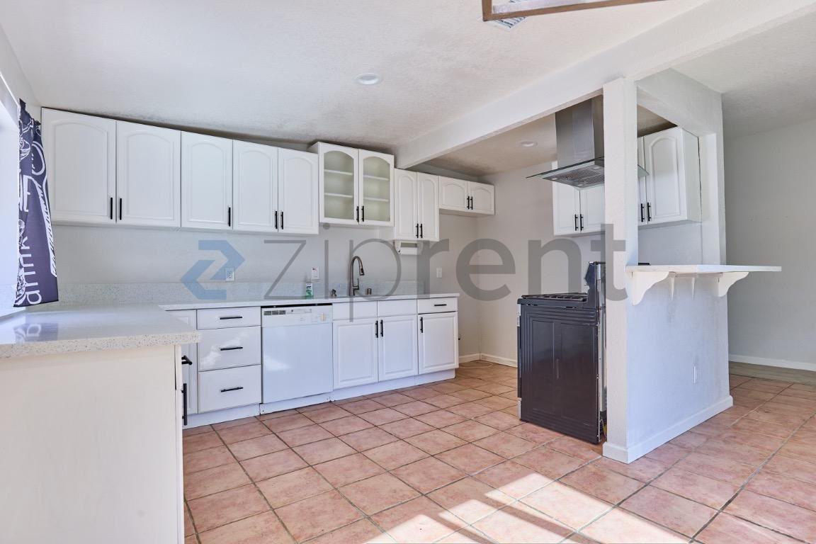 915 N Holly St #1 - Photo 6 of 15