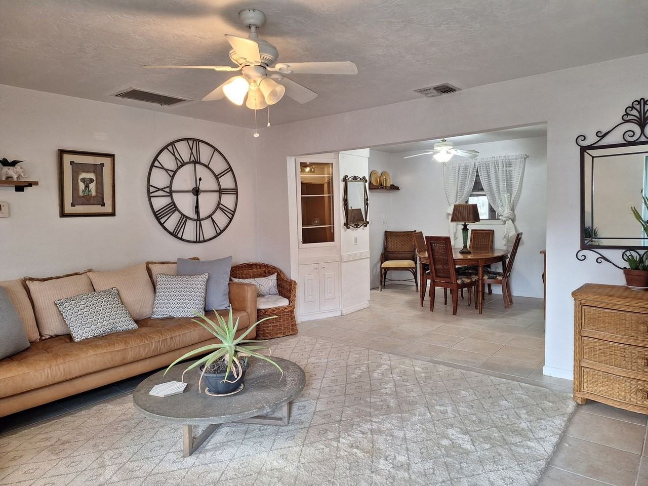 208 Due East St - Photo 3 of 22