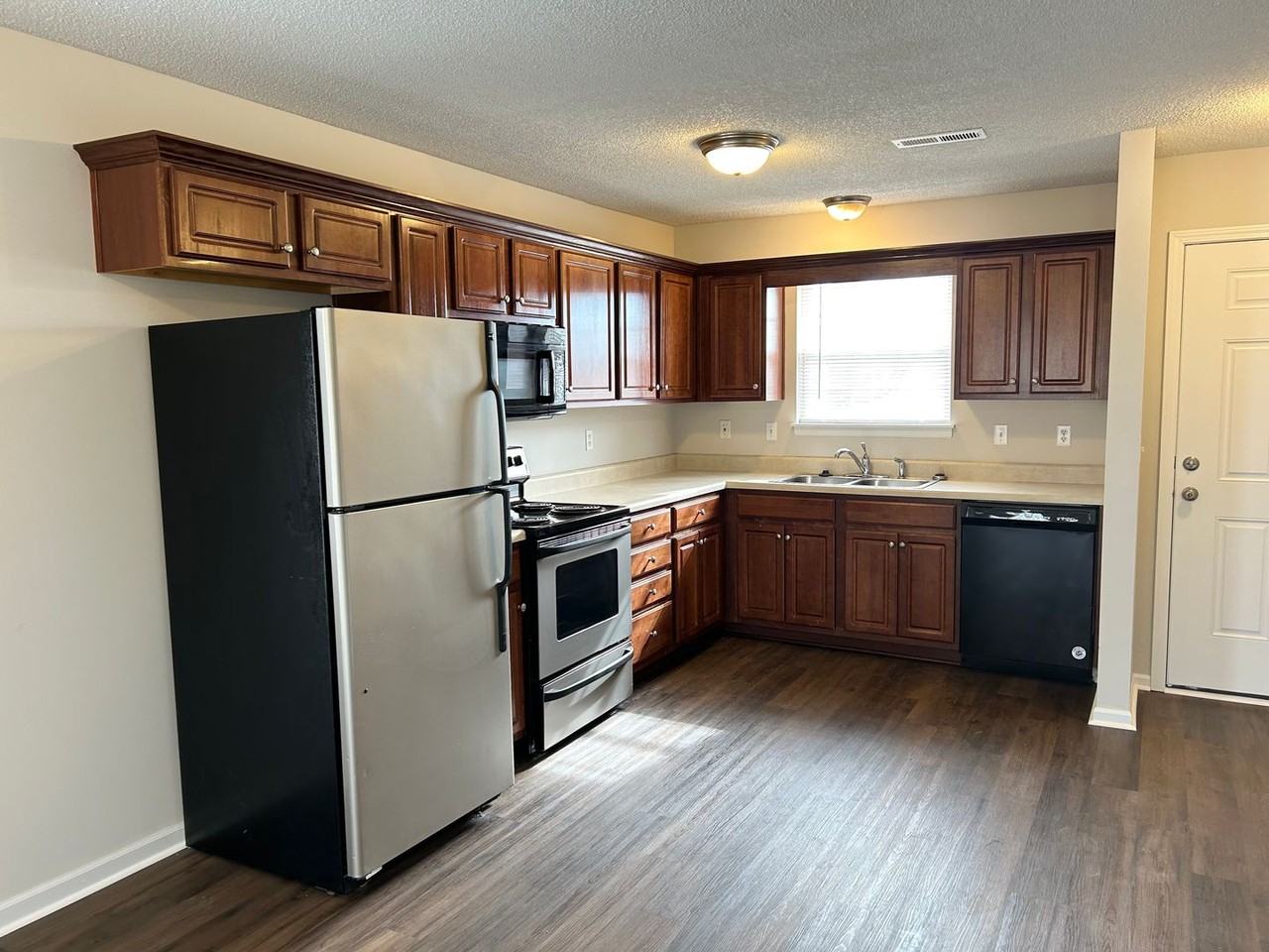 1100 Nw Willow Dr - Photo 2 of 9