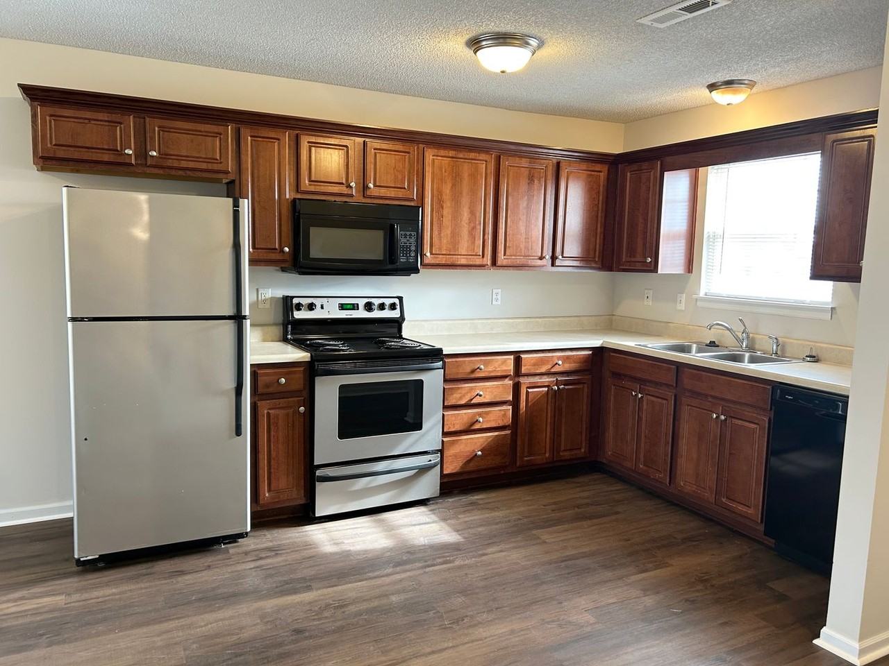 1100 Nw Willow Dr - Photo 3 of 9