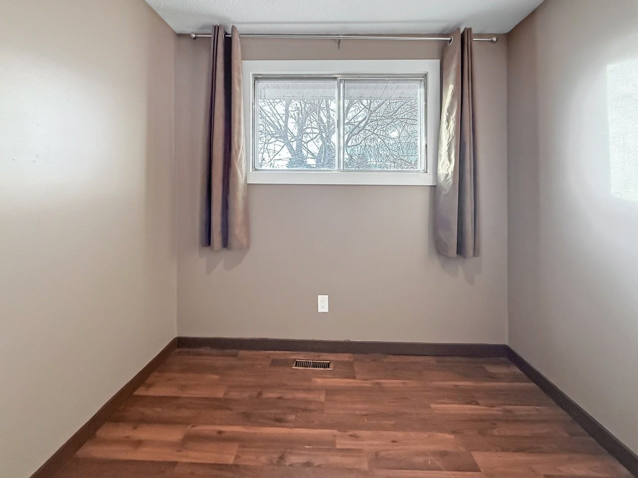 1517 44 St Se - Photo 7 of 50