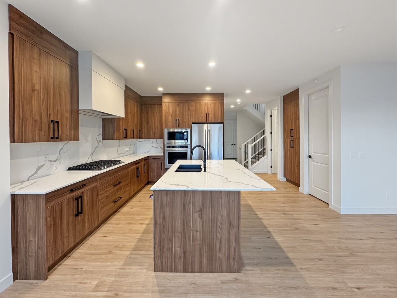 83 Coulee Cres Sw - Photo 4 of 42