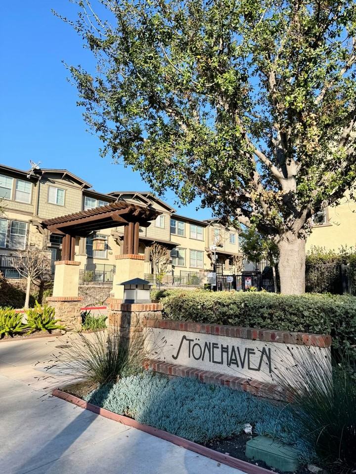 25916 Sandstone Ln - Photo 2 of 50